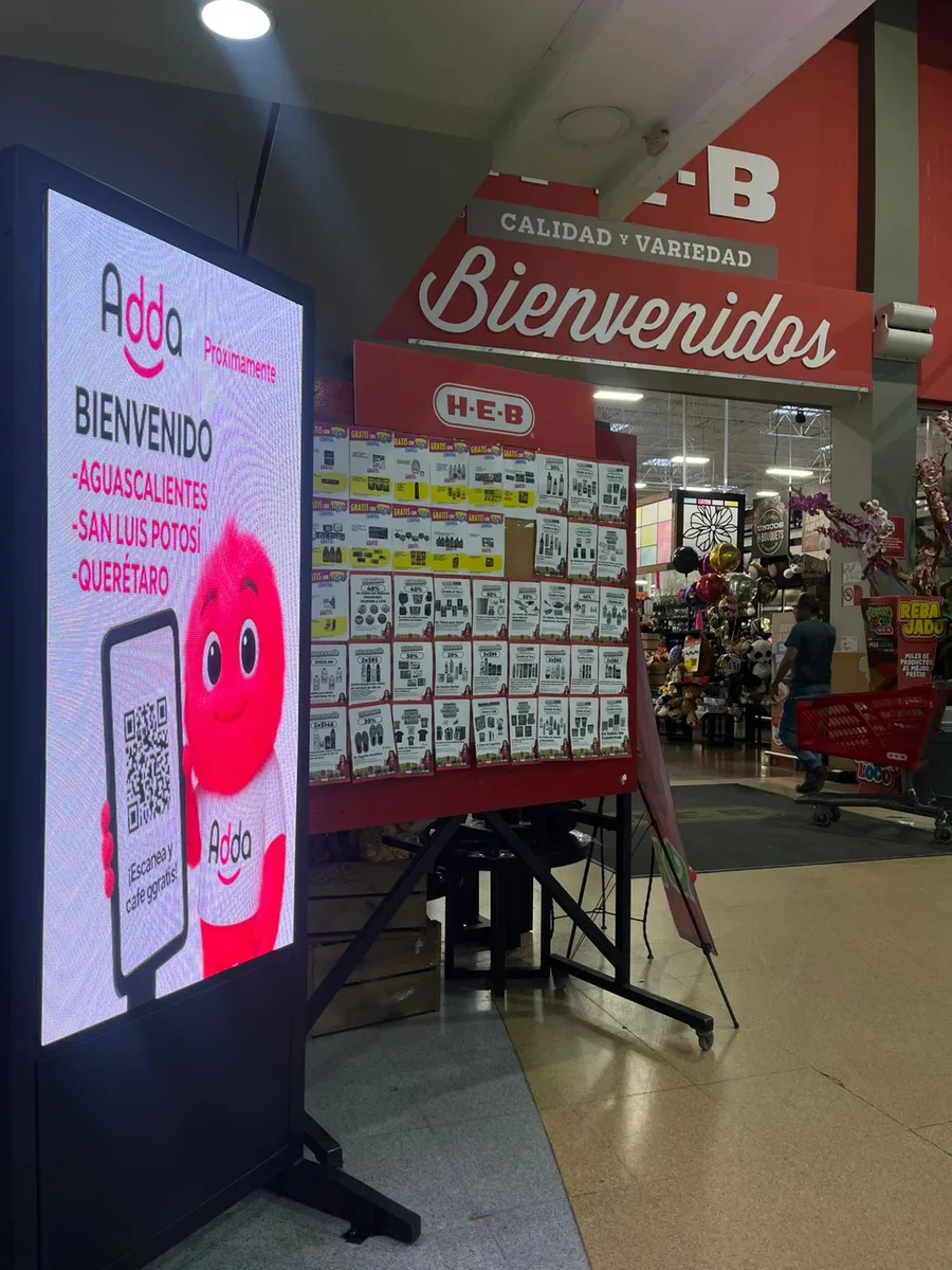 Pantalla LED de ADDA instalada en el acceso de HEB Himno Nacional.