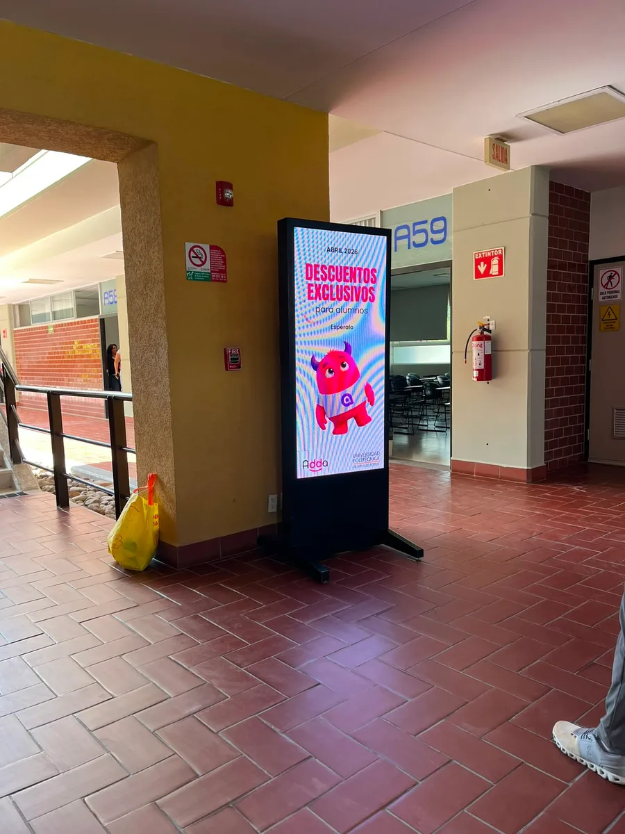 Pantalla LED de ADDA cerca de la Universidad Politécnica de San Luis Potosí.