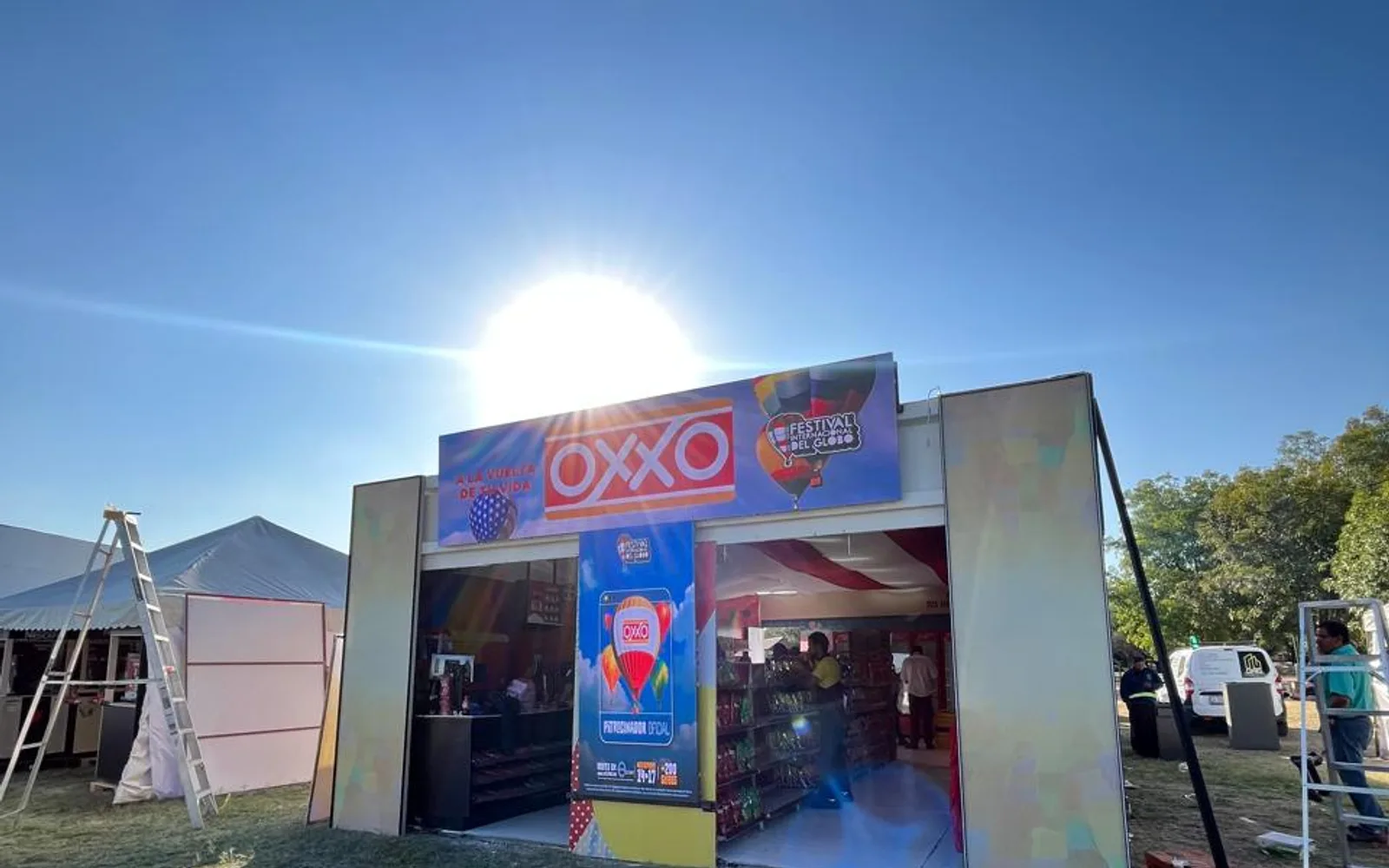 Pantallas LED instaladas por ADDA para OXXO en el Festival Internacional del Globo 2026.