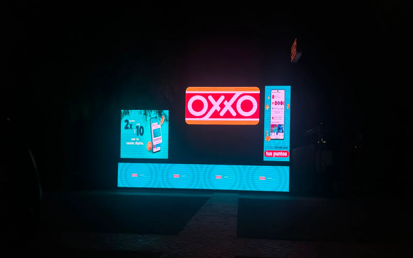 Pantallas LED instaladas por ADDA para OXXO en la Feria Nacional de San Marcos.